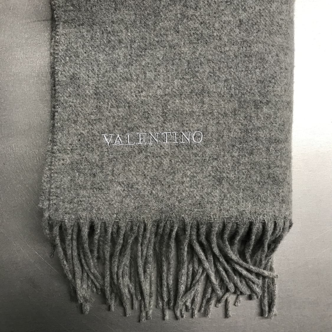 발렌티노 로고 머플러 그레이 상품이미지3