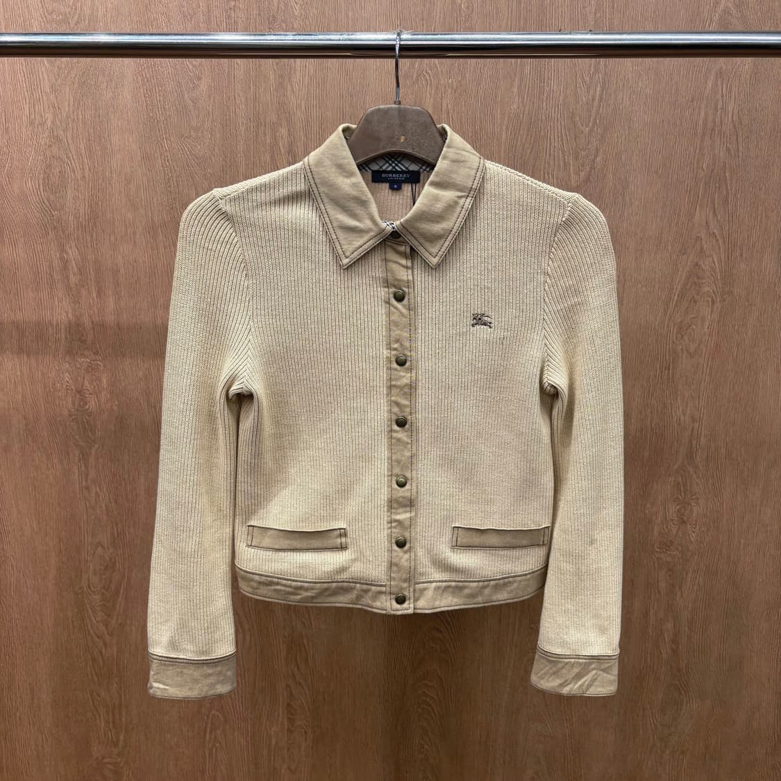 버버리 런던 코튼 리브드 니트 셔츠 자켓 나이트 로고 자수 디테일 베이지 상품이미지2