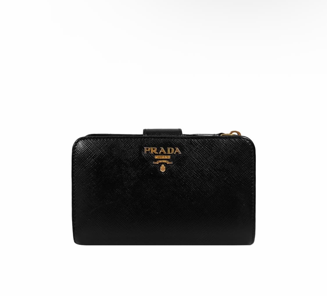 프라다 레터링 메탈 로고 컴팩트 사피아노 중지갑 블랙 금장 1ML225 상품이미지1