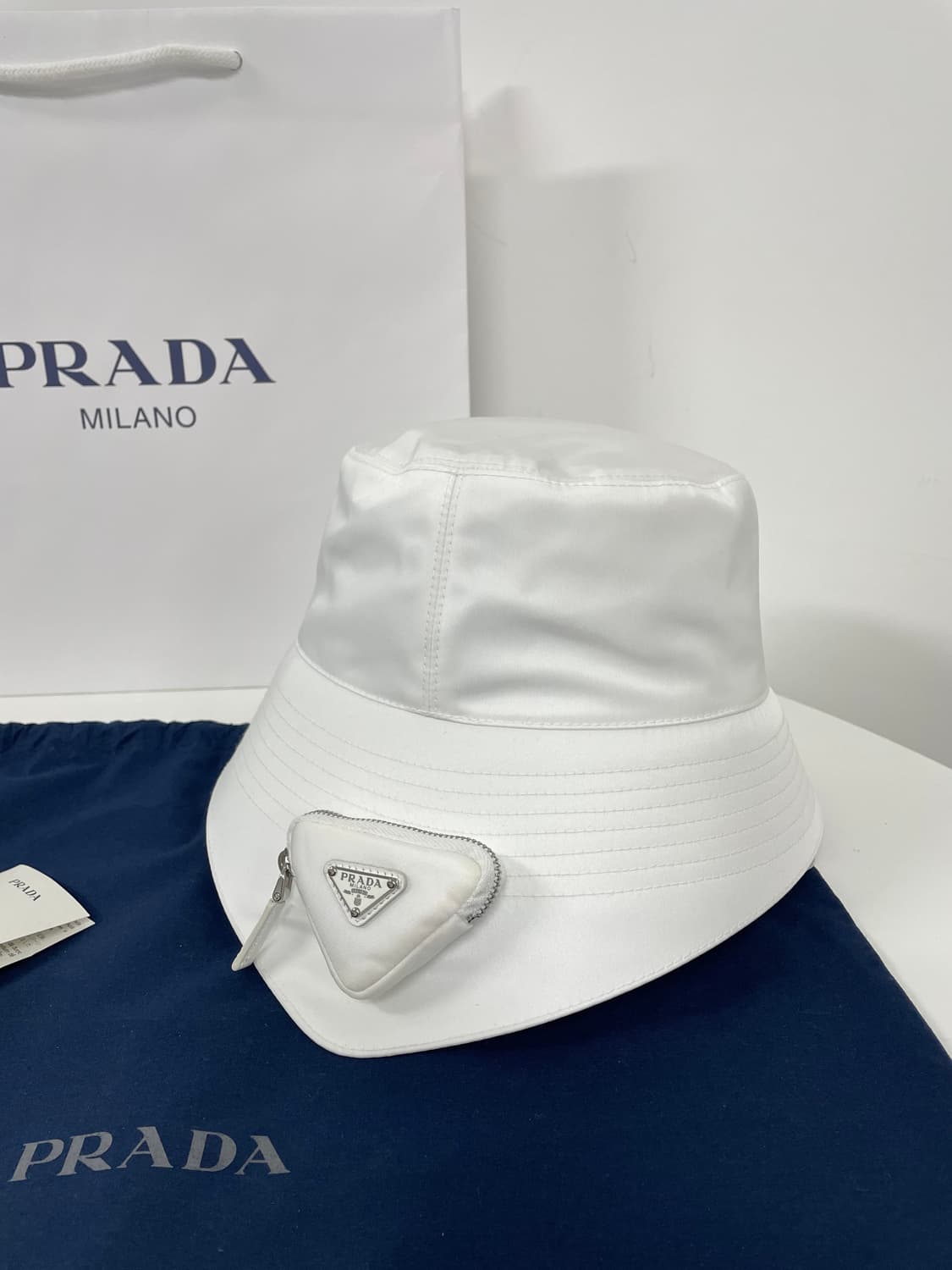 새상품 프라다 리나일론 버킷햇 XL 사이즈 화이트 컬러 상품이미지4