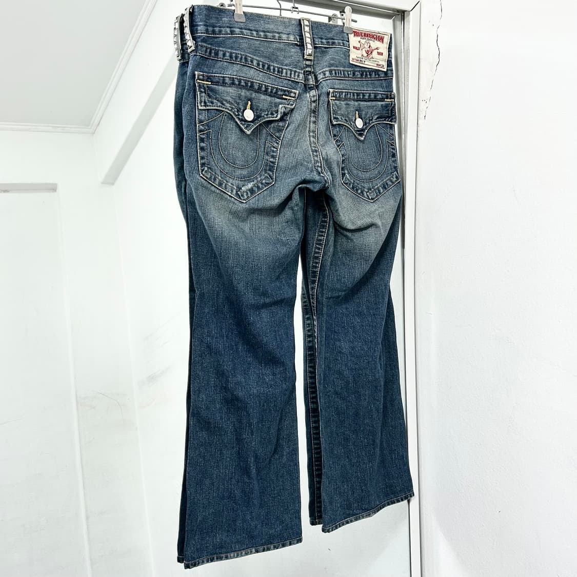 트루릴리전 스터드 커스텀 부츠컷 데님 팬츠 상품이미지4