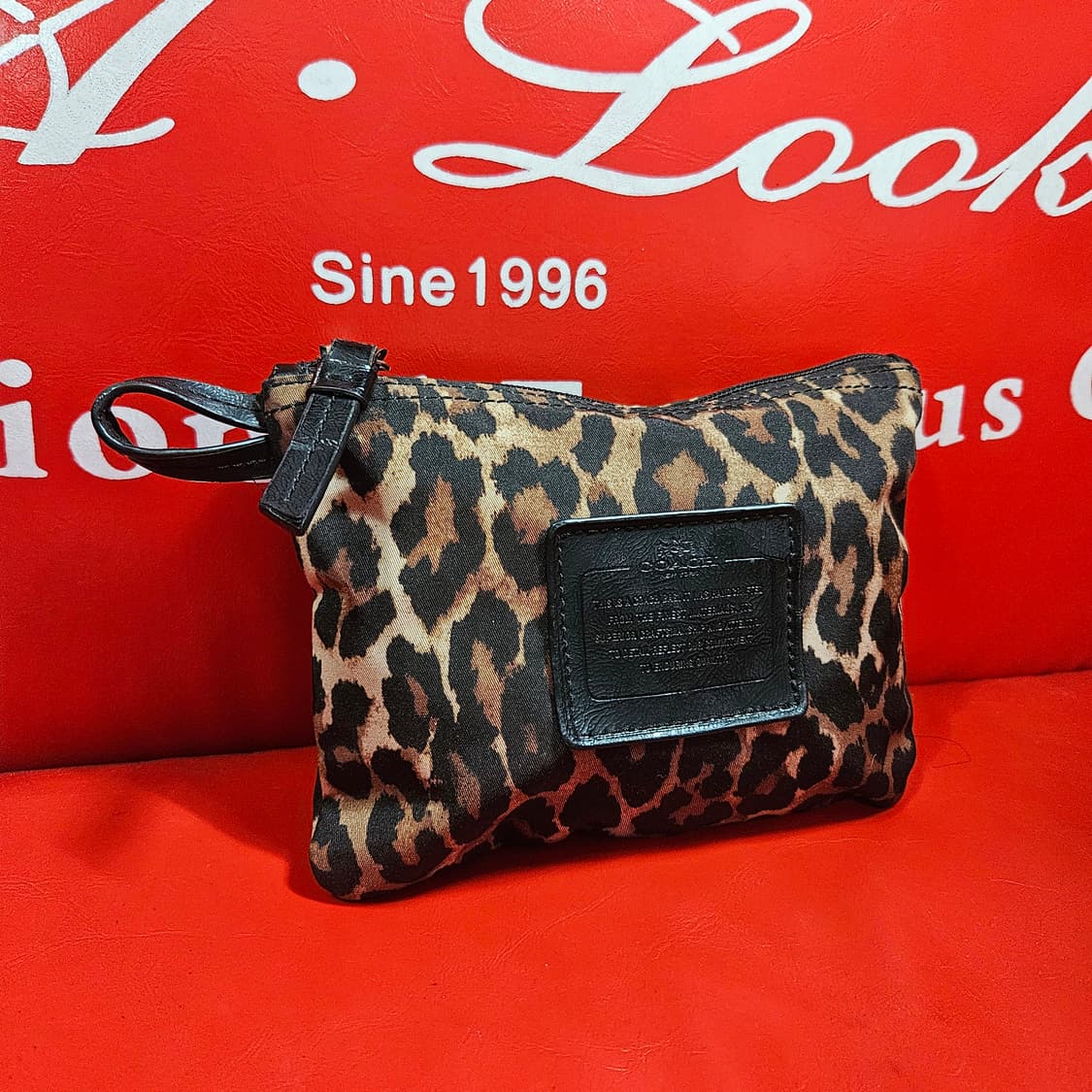 코치(COACH) 레오파드 핸들 파우치백 상품이미지2