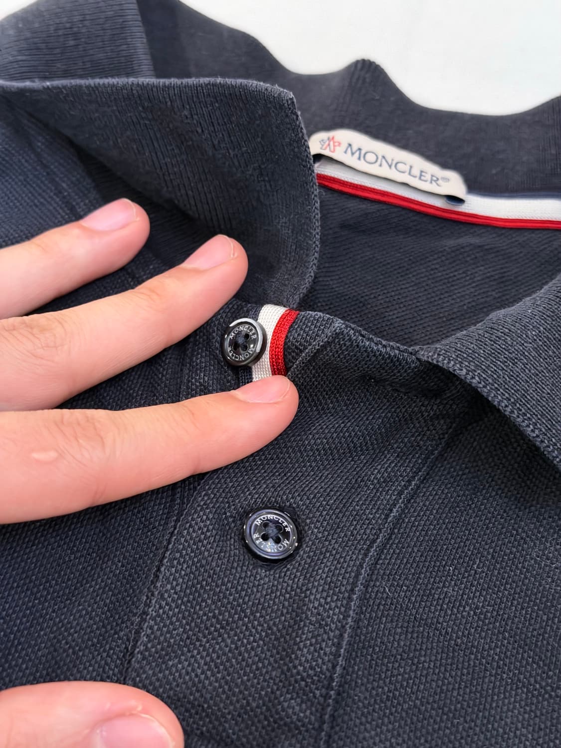 몽클레어 사이드라인 로고 패치 카라 반팔티 블랙 상품이미지4