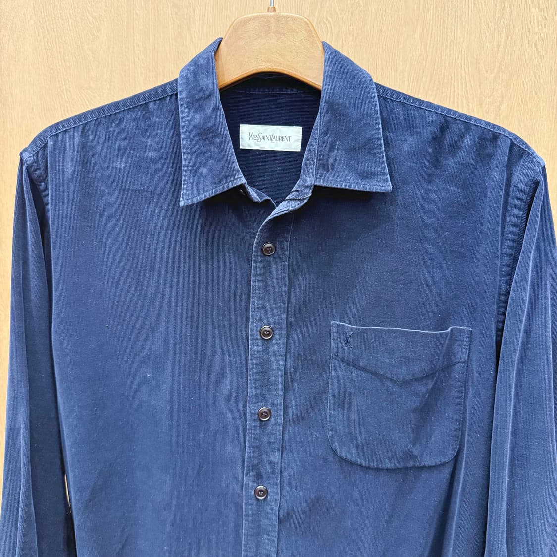 입생로랑 셔츠 롤업 슬리브 클래식 버튼업 로고 자수 디테일 네이비 상품이미지4