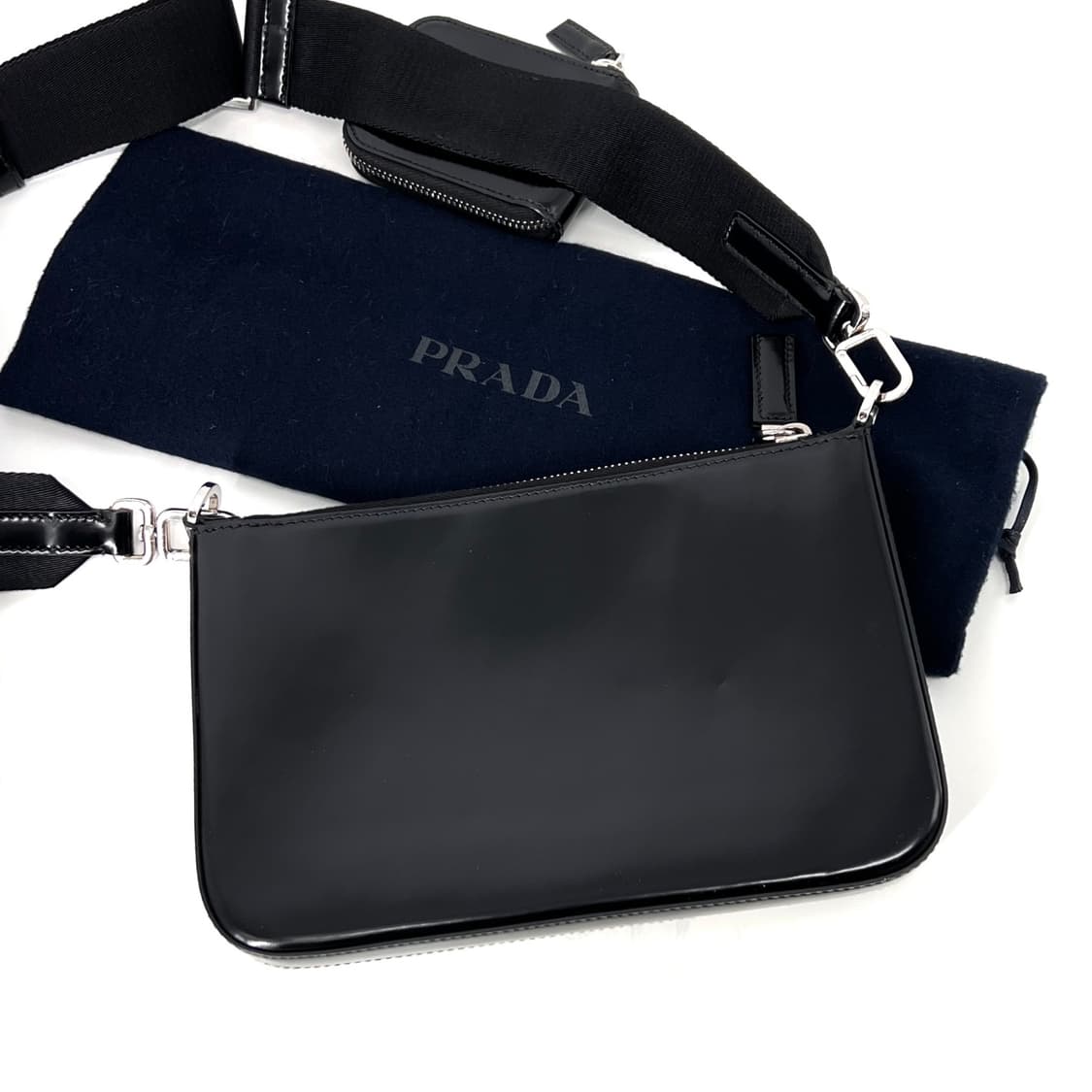 프라다 브러시드 삼각로고 크로스백 블랙 (2VH129) 상품이미지3