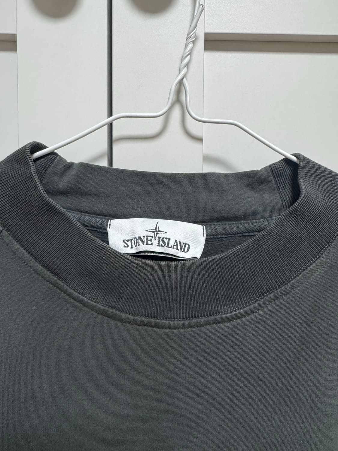 스톤아일랜드 차콜 맨투맨 상품이미지3