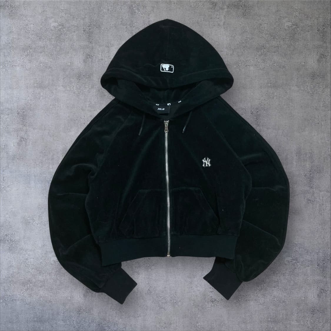 MLB 뉴욕양키스 스몰 로고 블랙 벨벳 크롭 후드 집업 상품이미지1