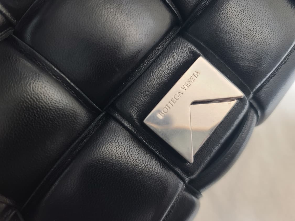 보테가베네타 패딩 레더 카세트백 블랙 크로스백 상품이미지3