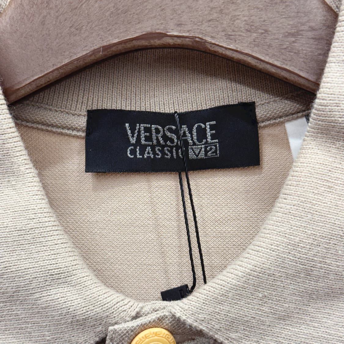 베르사체 클래식 V2 반팔 피케티 골드 버튼 디테일 배색 베이지 상품이미지8