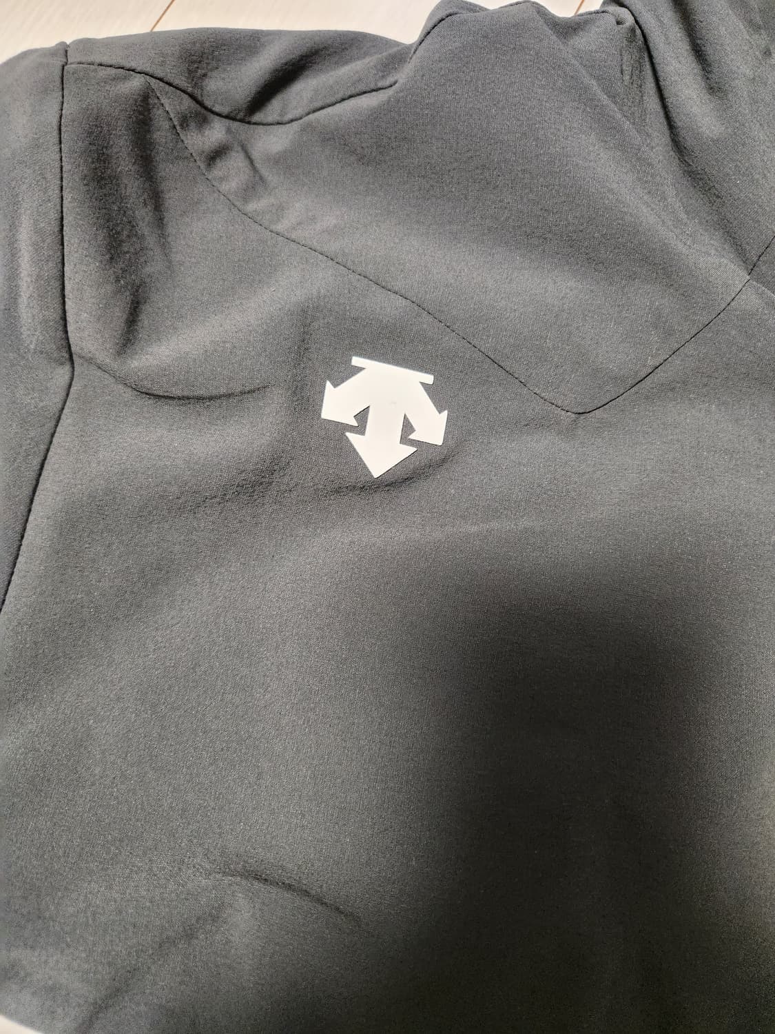 데상트 바람막이 집업 자켓 사이즈100(L)

오염 하자없이 깨끗해요^^ 상품이미지6