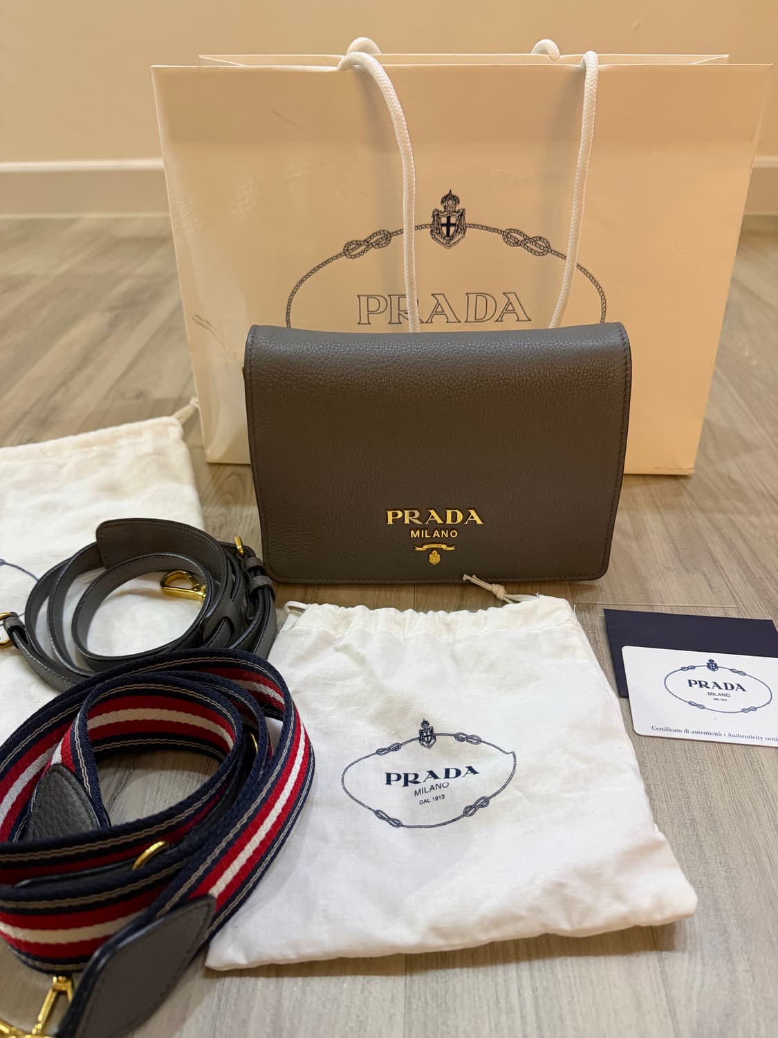 프라다 비텔로 다이노 크로스백 숄더백 그레이 상품이미지1