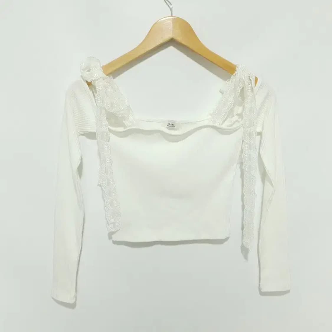 레이스 리본 크롭 오프숄더 티 F_M1238 상품이미지1