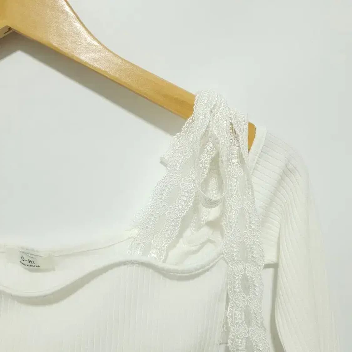 레이스 리본 크롭 오프숄더 티 F_M1238 상품이미지2