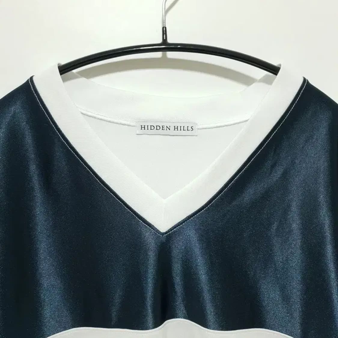 브이넥 새틴 배색 블록 코어 반팔 F_S1297 상품이미지2