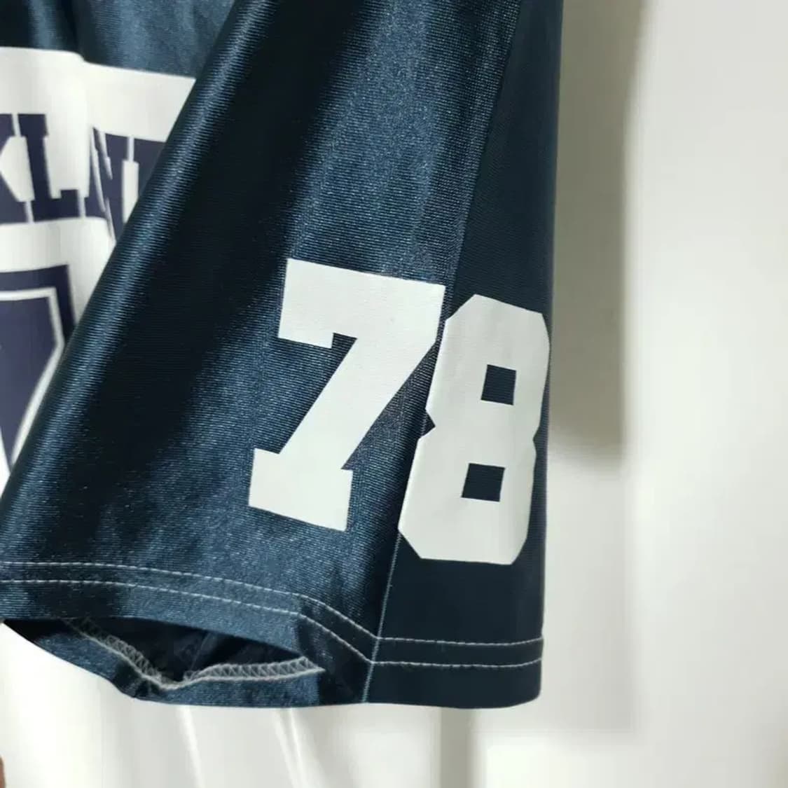 브이넥 새틴 배색 블록 코어 반팔 F_S1297 상품이미지4