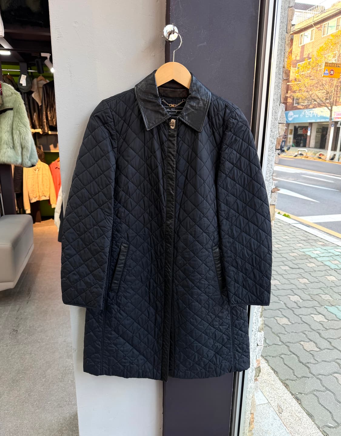 40/ 페라가모 레더 트리밍 퀄팅 패딩 자켓 상품이미지2