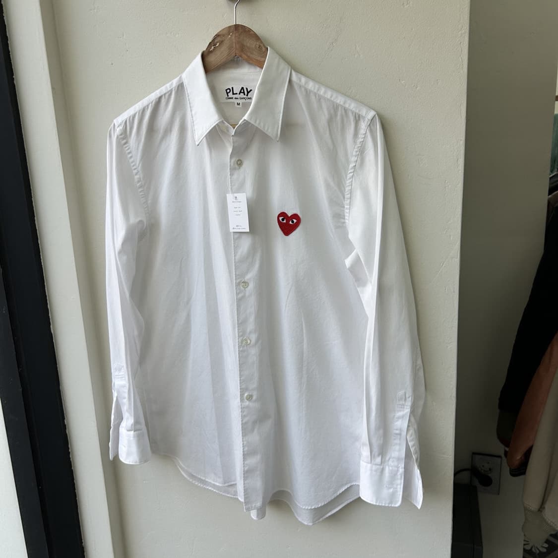 16142 - 꼼데가르송 레드 와펜 화이트 셔츠 상품이미지2