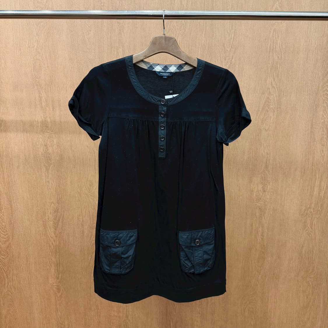 버버리 런던 미니 원피스 더블 포켓 넥라인 버튼 디테일 스트레이트핏 블랙 상품이미지2