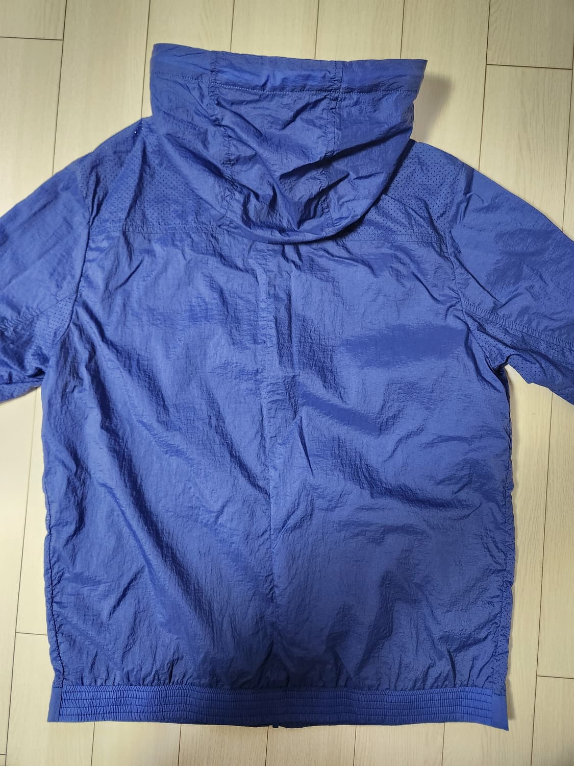 아이더 경량 후드 탈부착 바람막이(봄,여름용) 사이즈100 L

어깨로고 상품이미지10