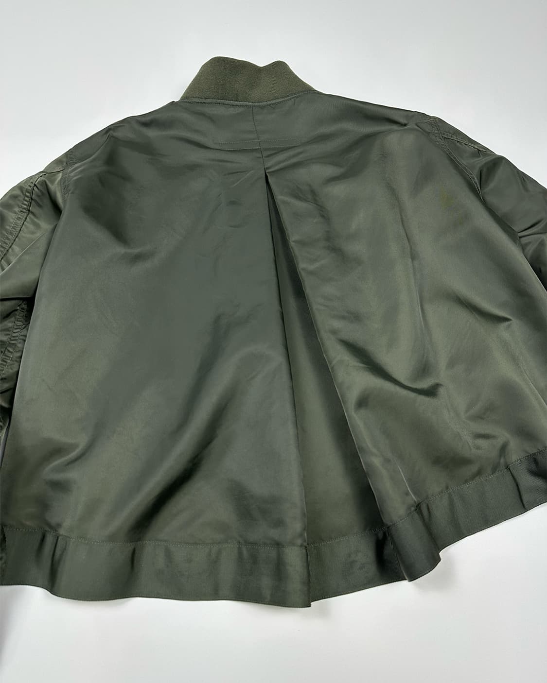 칼라거펠트 백플리츠 ma-1 항공점퍼 카키 상품이미지3