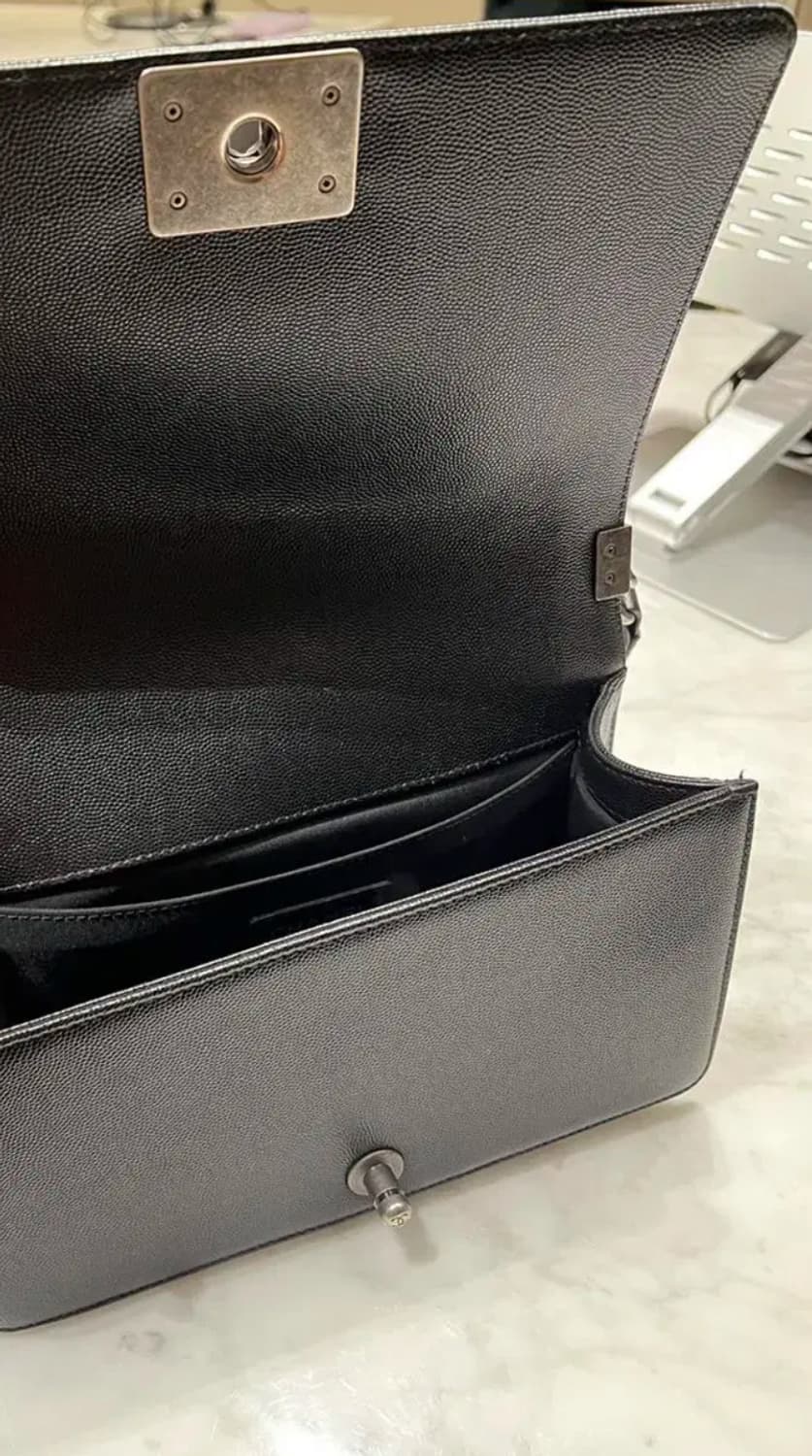 [새 상품급] 샤넬 보이백 캐비어 미디움 블랙은장 상품이미지4