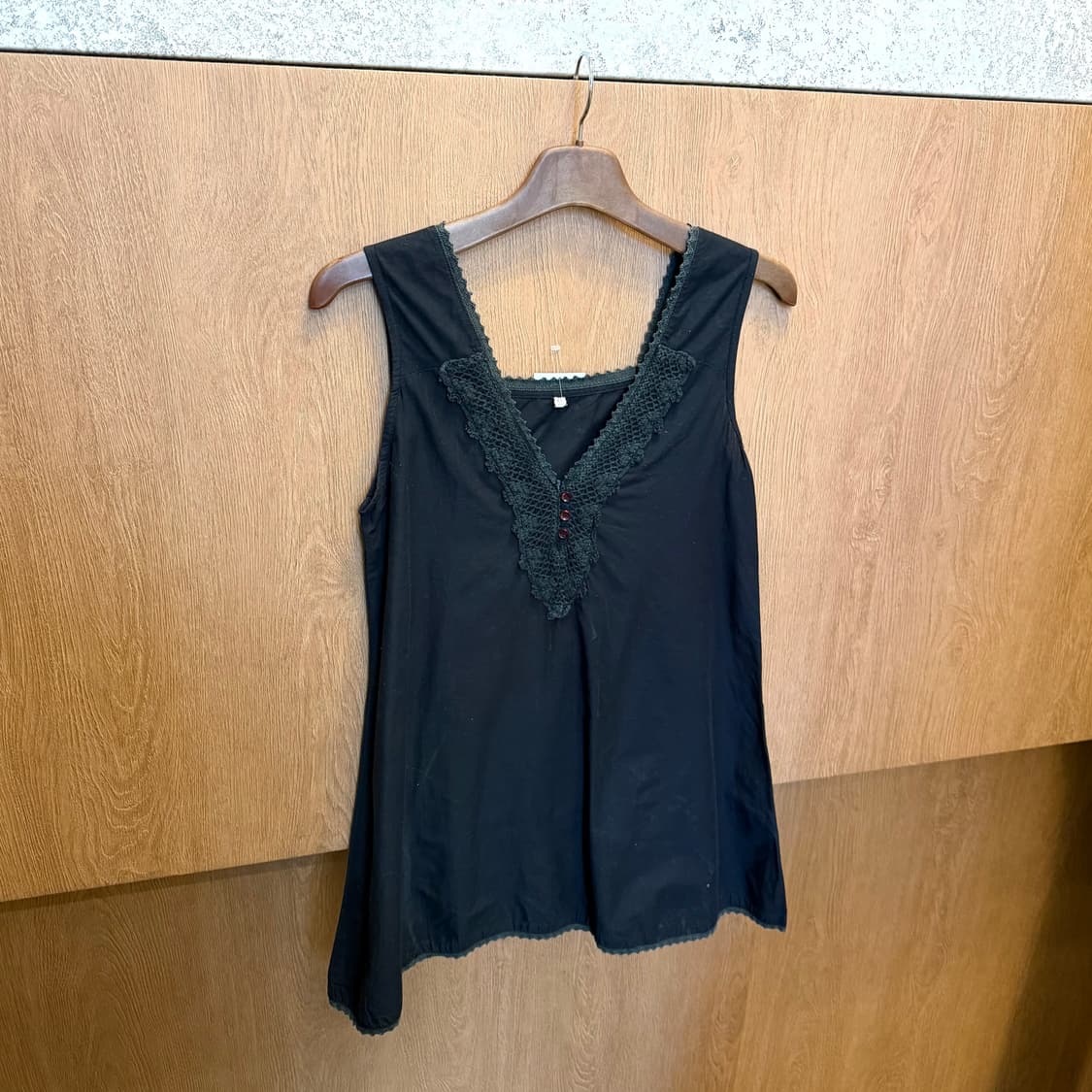 빈티지 브이넥 슬리브리스 블라우스 크로셰 레이스 디테일 루즈핏 블랙 상품이미지1