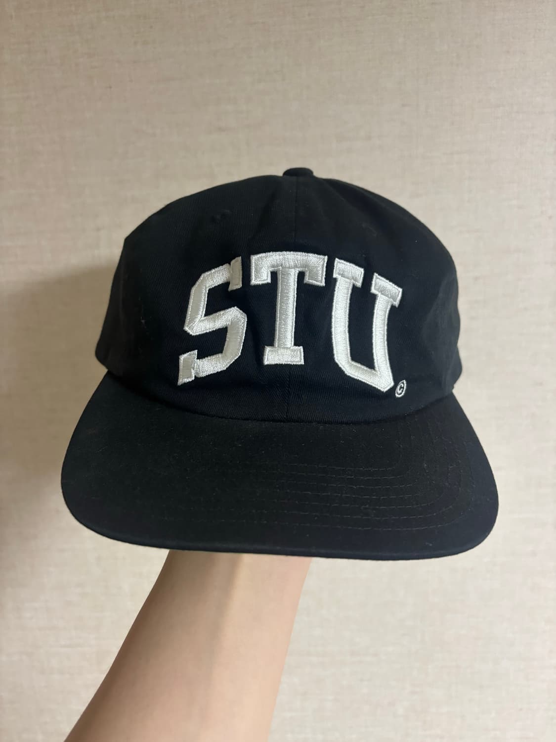 스투시 스투 아치 스트랩백 캡 블랙 상품이미지1