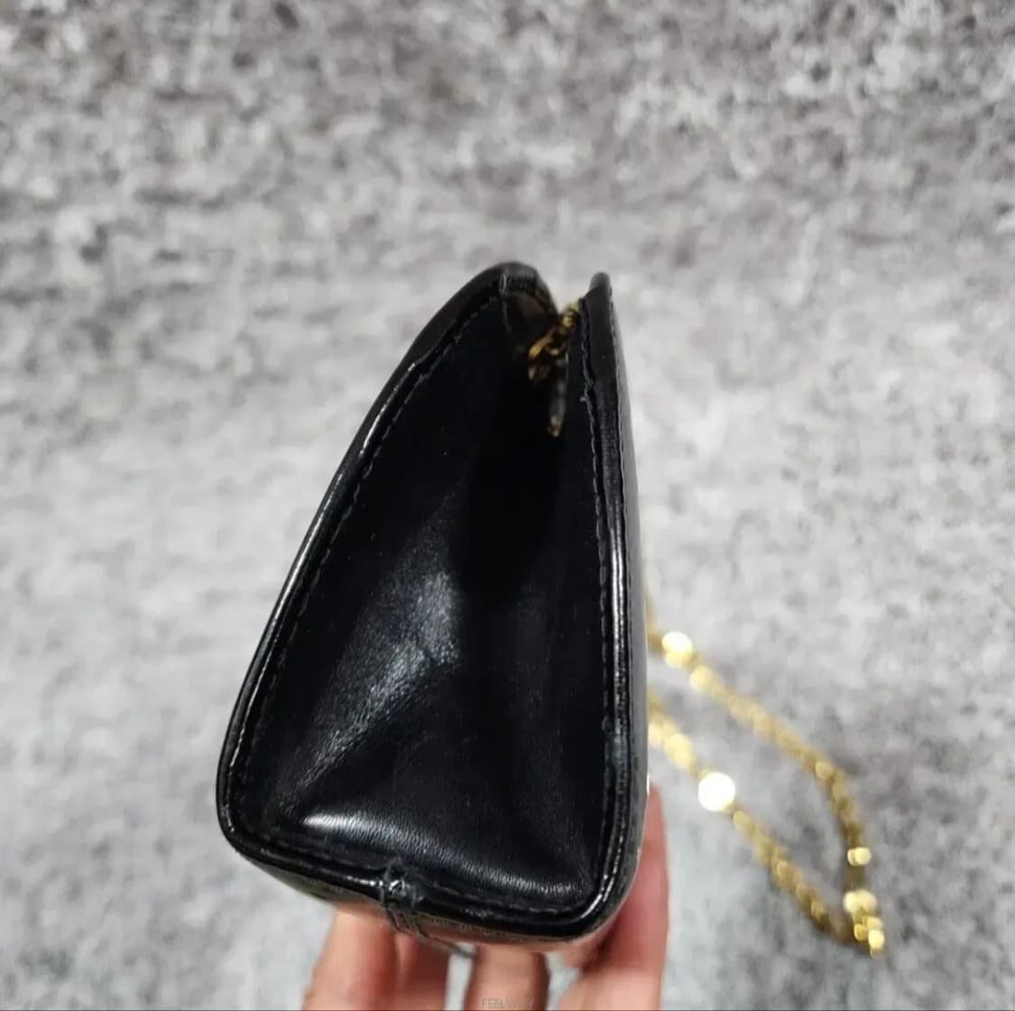 페라가모 페이턴트 미니 체인 크로스백 상품이미지3