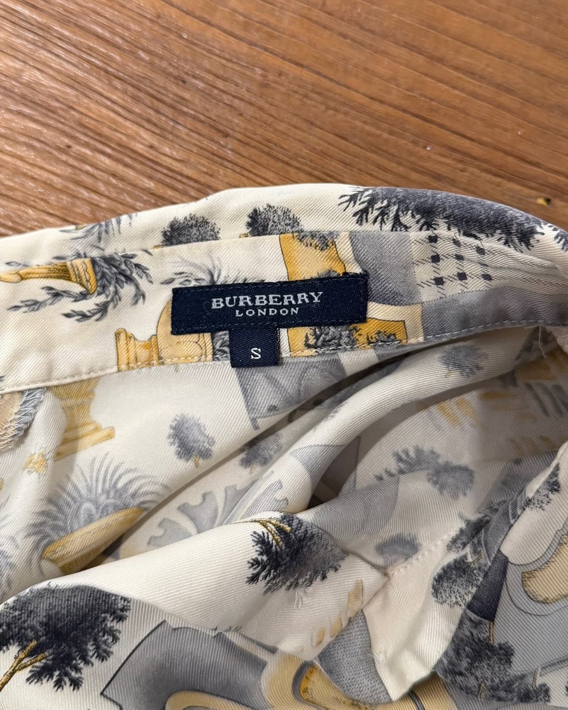 버버리 아이보리 옐로우 프린팅 셔츠  상품이미지7