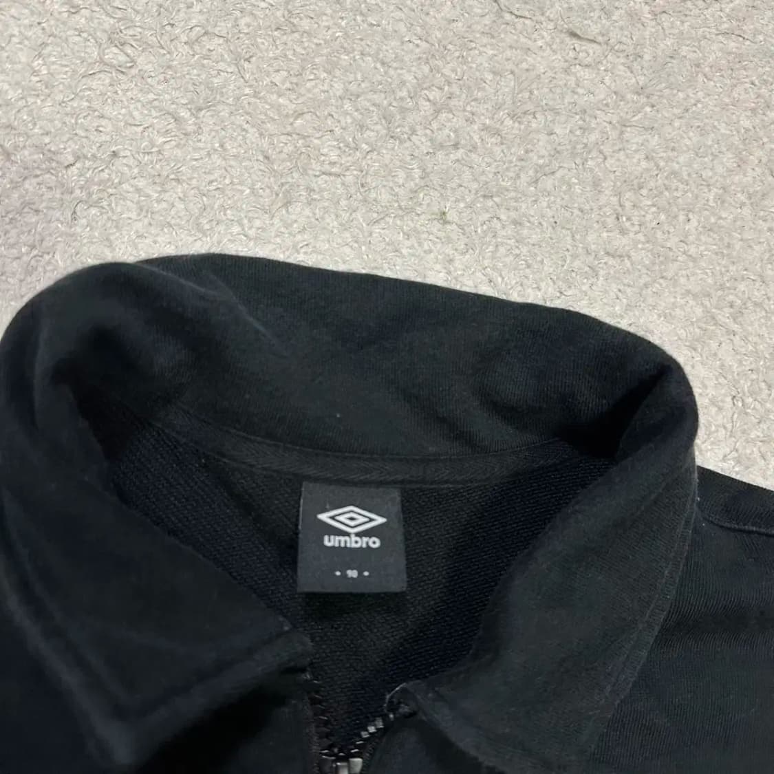 엄브로 블랙 하프집업 맨투맨  s 90 상품이미지2