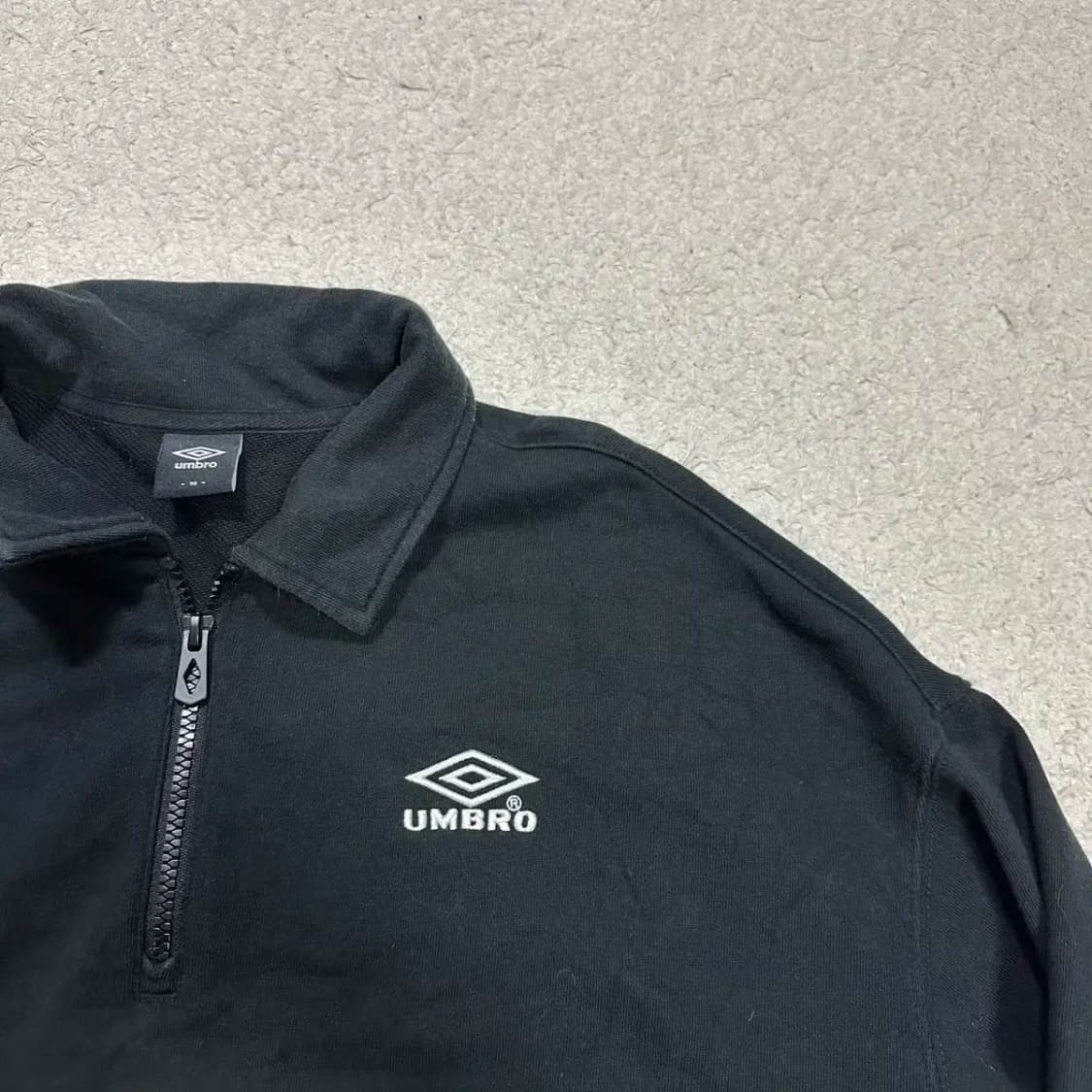 엄브로 블랙 하프집업 맨투맨  s 90 상품이미지3