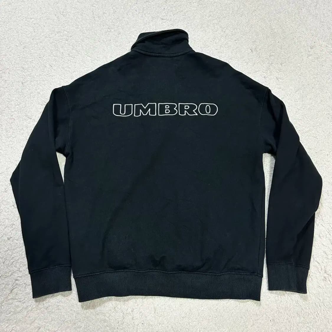 엄브로 블랙 하프집업 맨투맨  s 90 상품이미지5