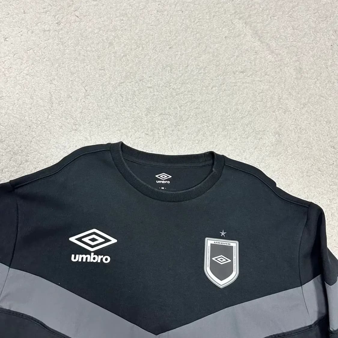 엄브로 블랙 풀오버 맨투맨 티셔츠 L 100 상품이미지2