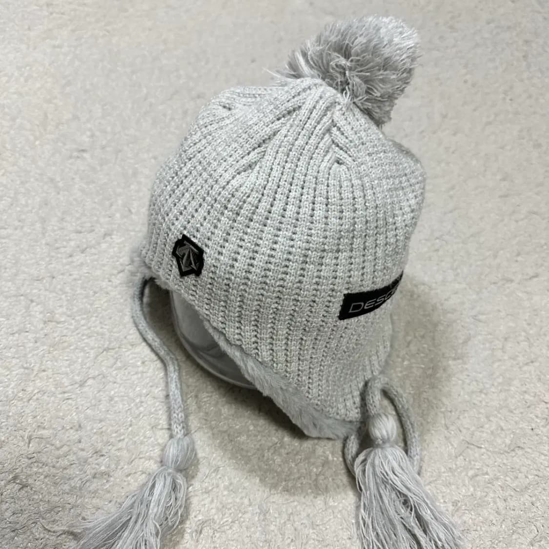 DESCENTE 털방울 니트 모자 여성 상품이미지1