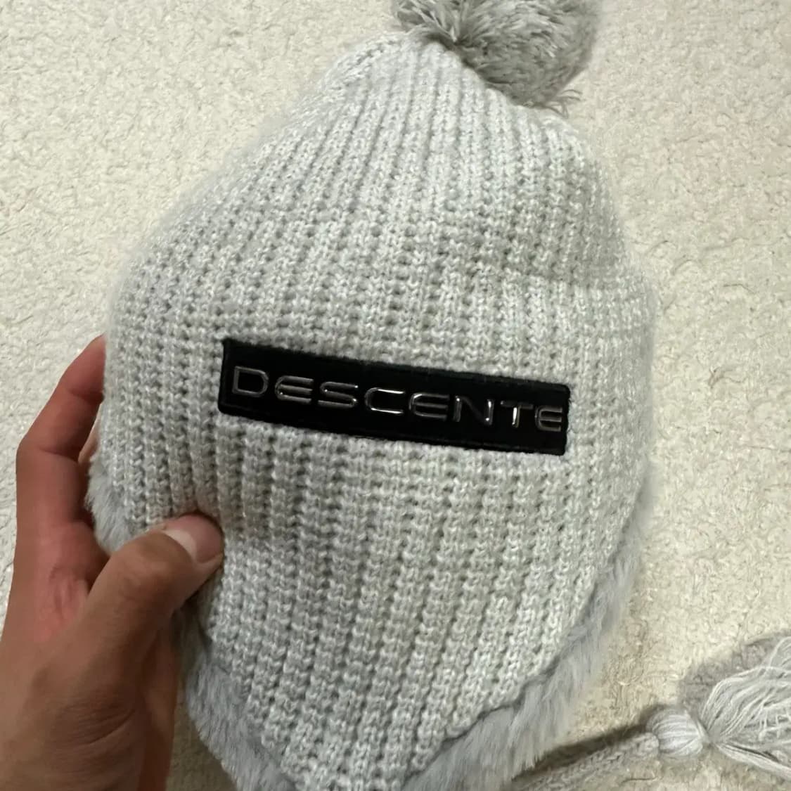 DESCENTE 털방울 니트 모자 여성 상품이미지3