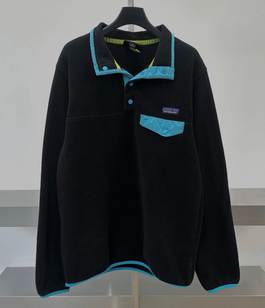 파타고니아 신칠라 스냅 플리스 블랙/스카이블루 y2k 상품이미지1