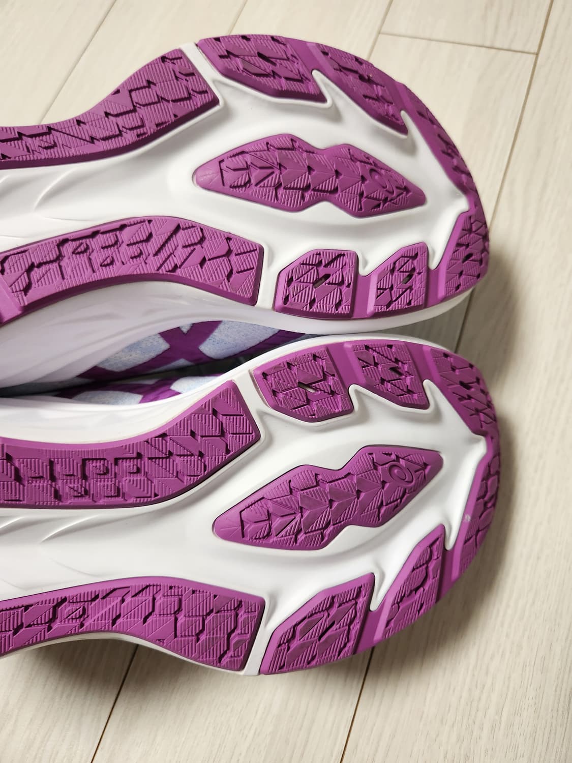 새상품급)아식스 운동화 우먼 다이나블라스트3 러닝화 사이즈250

여성용 상품이미지9