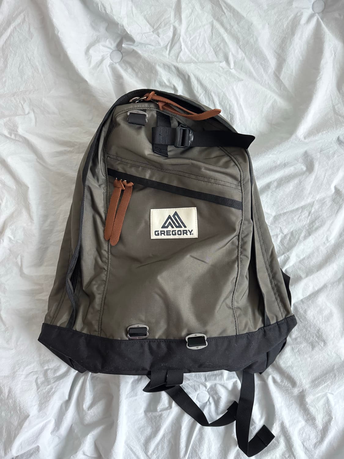 그레고리 X 디스이즈네버뎃 데이팩 올리브 상품이미지1