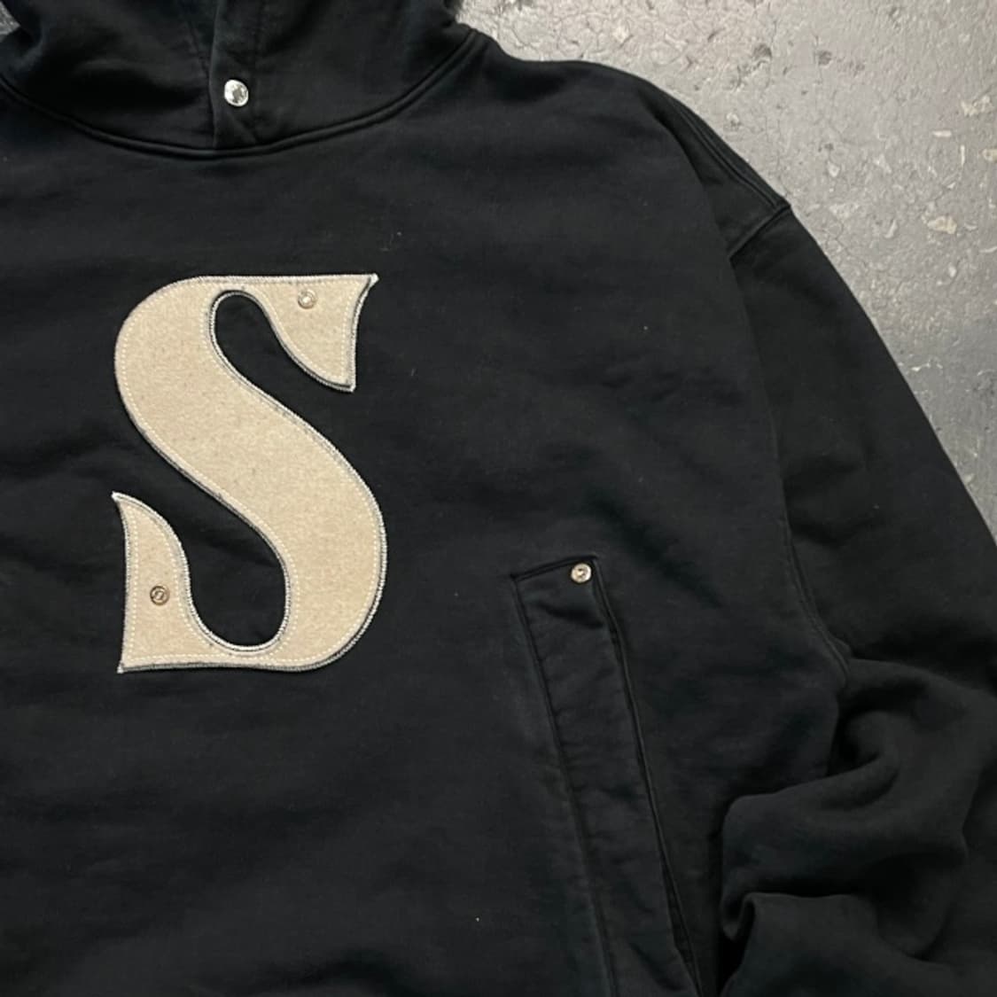 105 세터 아플리케 로고 후드티 상품이미지2