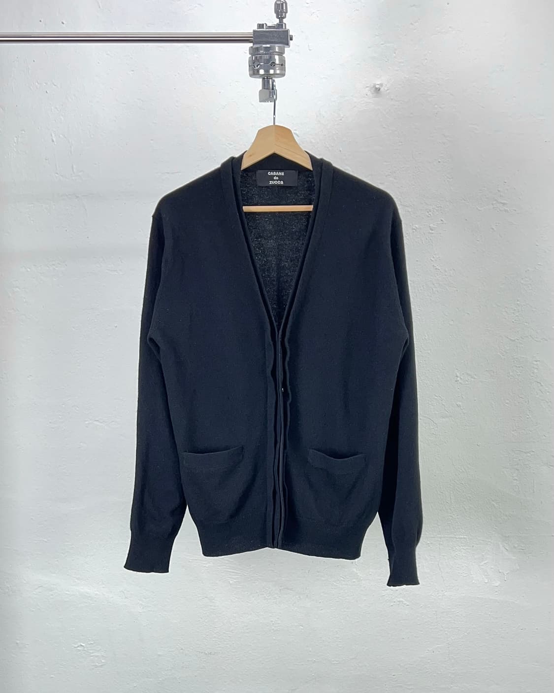 카반 드 주카 블랙 페이크 버튼 오픈 브이넥 울 가디건 상품이미지1