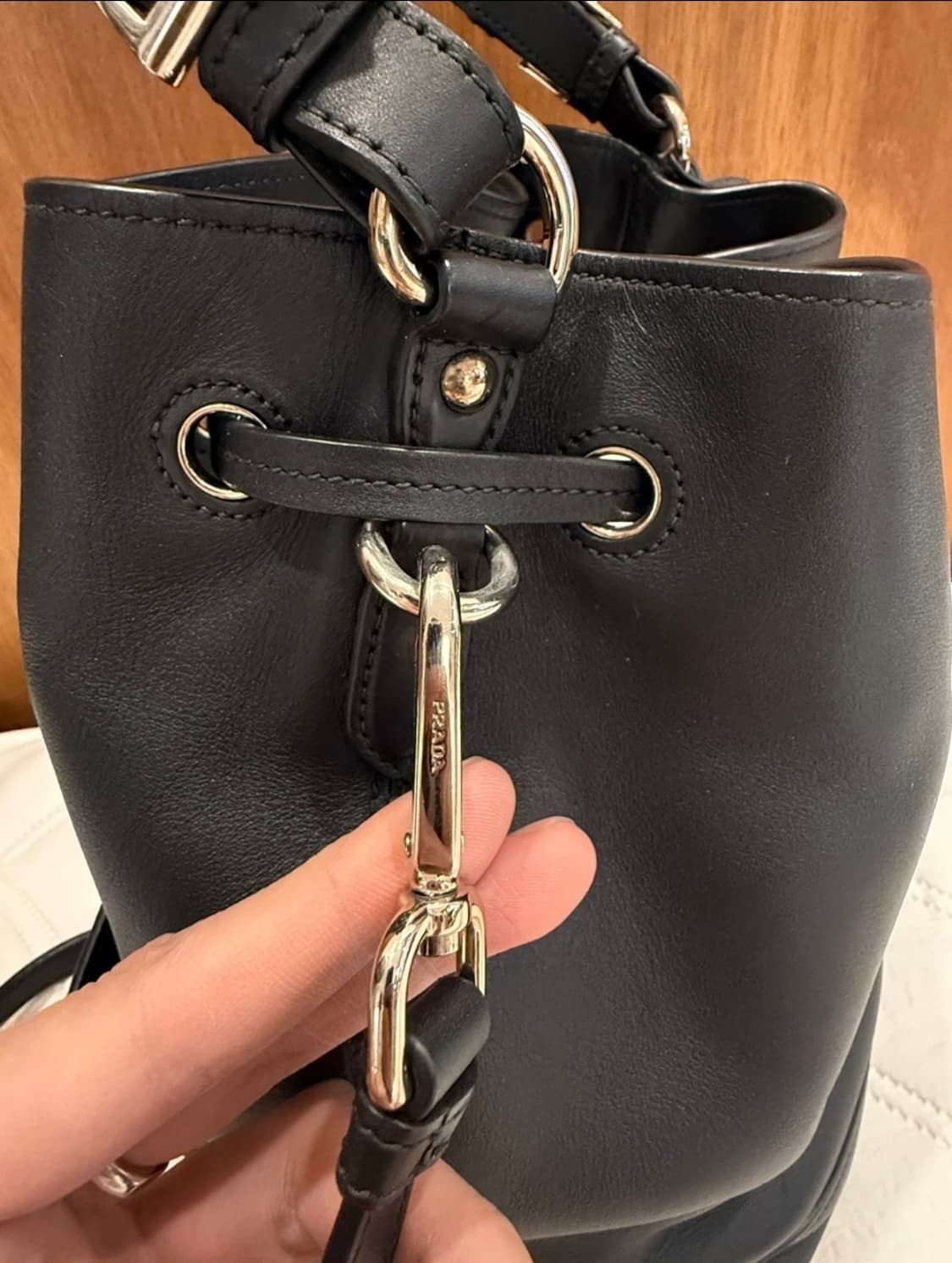 프라다 BR5069 블랙 레더 버킷 테슬 토트백 상품이미지9