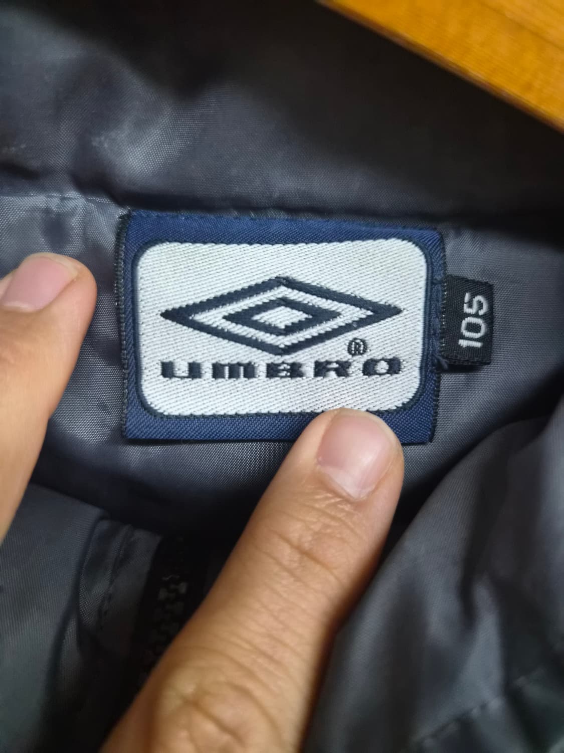 105) 엄브로 올드스쿨 덕다운 패딩 팝니다 상품이미지4