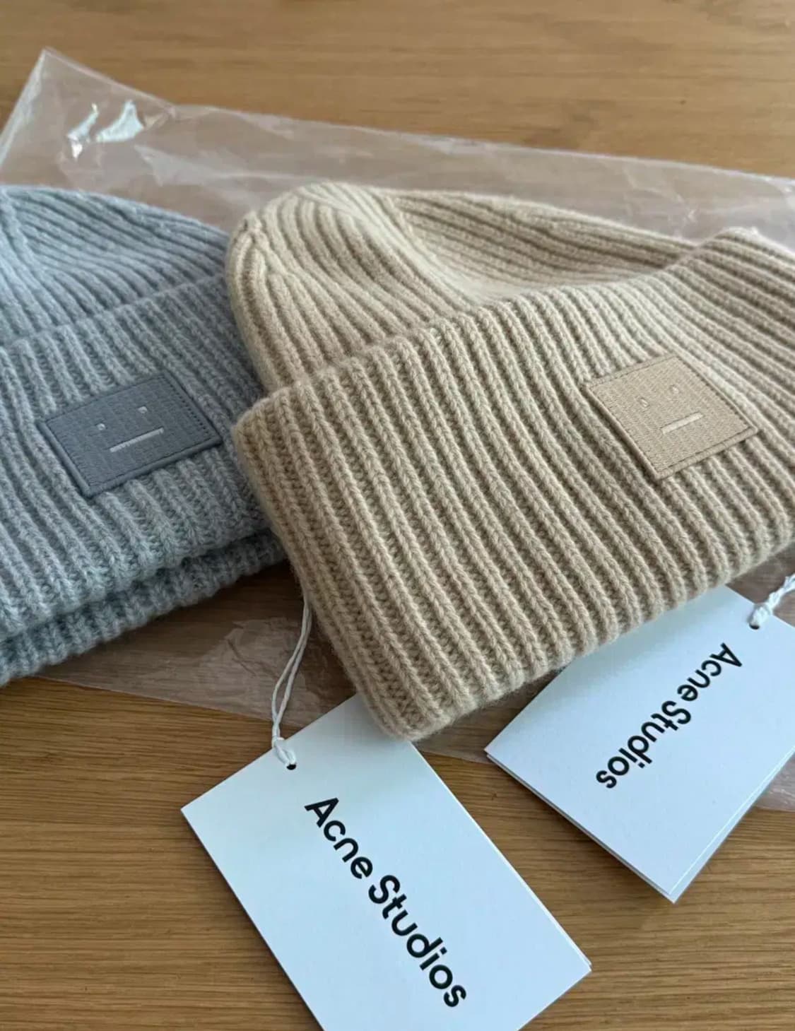 아크네 스튜디오 라지페이스 로고 비니 베이지 상품이미지2