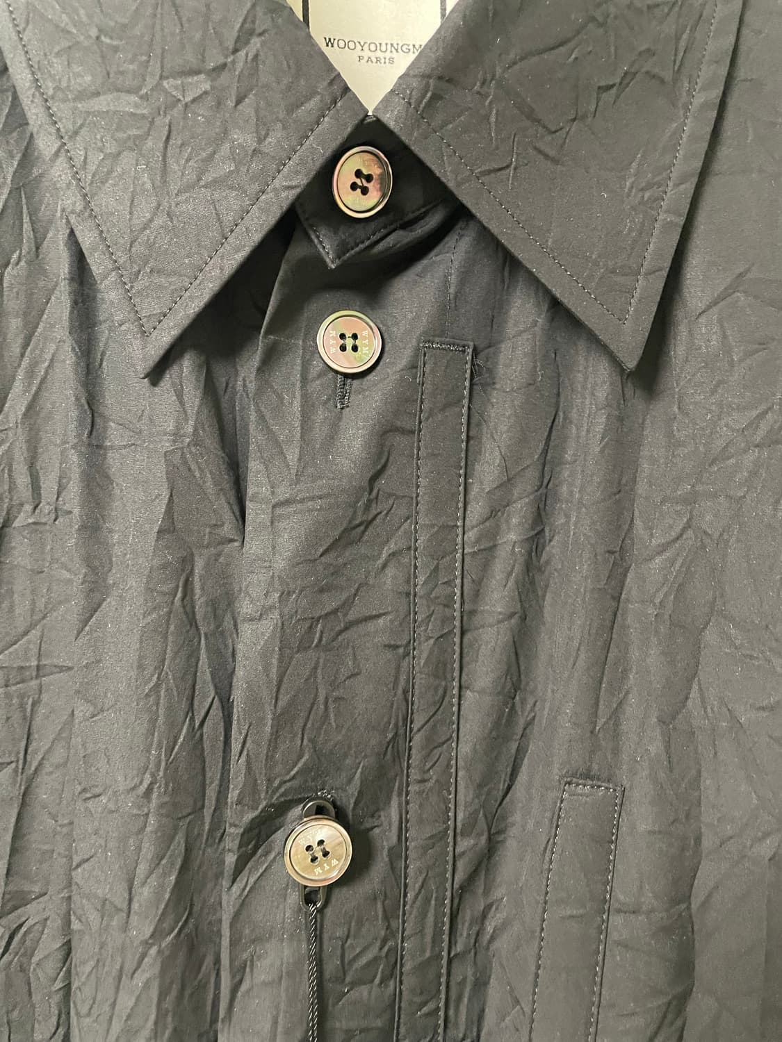 우영미 커프스 디테일 크링클 셔츠 블랙, 50사이즈 상품이미지3