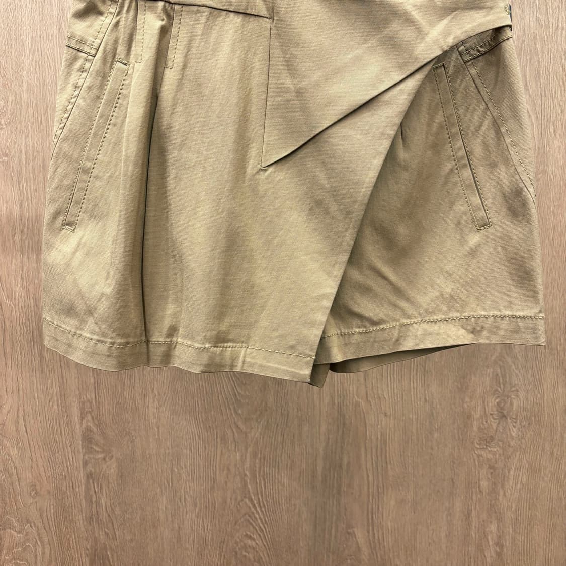 질스튜어트 숏 팬츠 사선 랩 사이드 버클 스트랩 포켓 디테일 베이지 상품이미지5