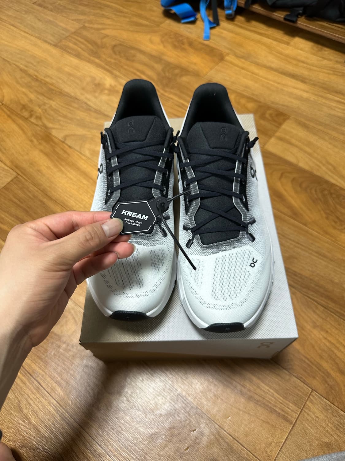 온 러닝 클라우드틸트 블랙 아이보리 275(EU43) 상품이미지5