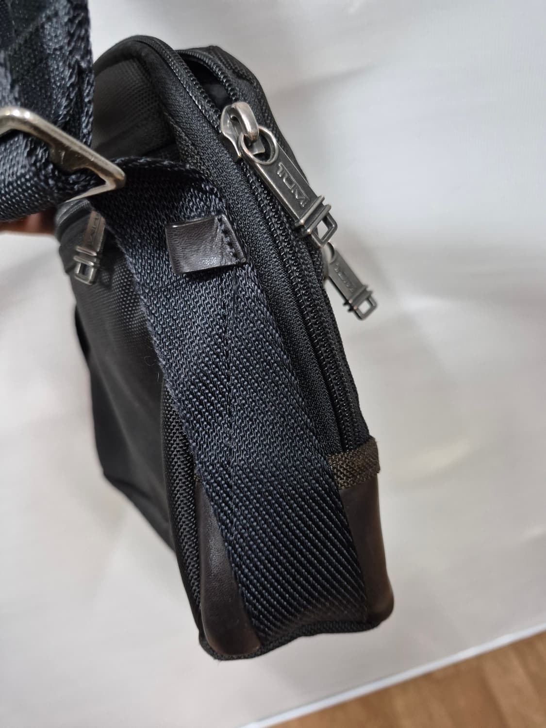 TUMI 투미 블랙 크로스백 222305HK2 상품이미지3