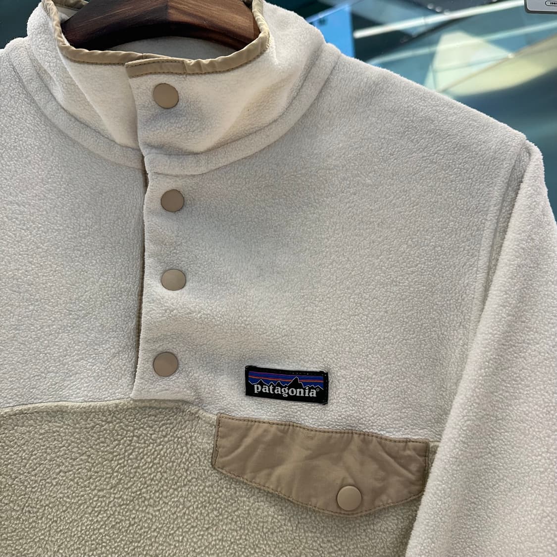 파타고니아 신칠라 스냅티 ’아이보리/베이지‘ 상품이미지4