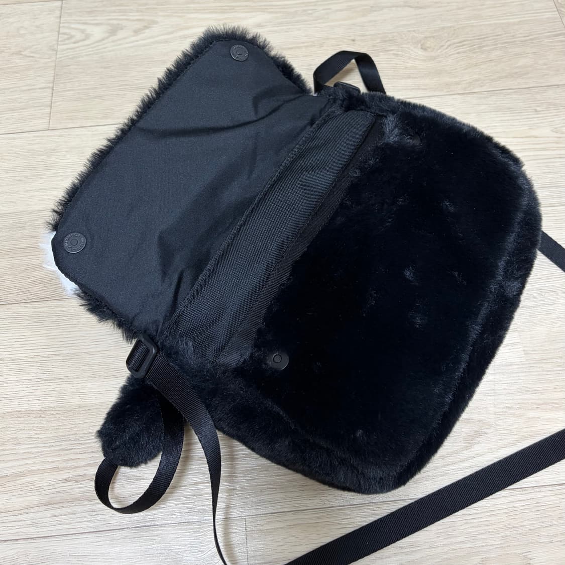 나이키 빅스우시 퍼 크로스백 블랙 상품이미지4