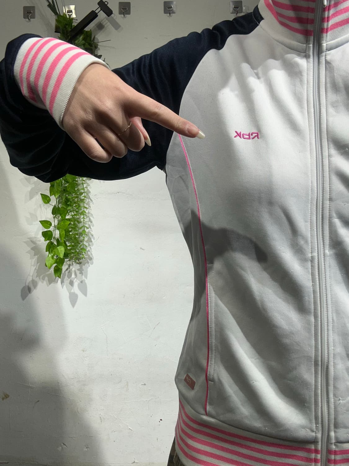 리복 화이트 핑크 배색 딱붙핏 트랙탑 져지  상품이미지4